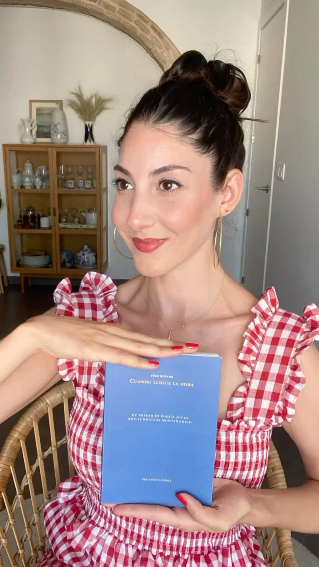 “Mi padre construyó esta casa con paciencia, 
con sacos de cemento e ilusión,
levantó un techo firme con sus brazos
para así resguardar a sus hijos de la lluvia. 
Mi padre construyó esta casa con sus manos
y no pudo morir siquiera en ella”.

Estos versos forman parte del poema “Padre” escrito por el poeta cordobés Félix Moyano en Cuando llegue la hora, la lectura que te recomiendo en este vídeo. Mi poemario de 2023 está publicado bajo el sello de la editorial Pre-Textos y es el ganador del decimoquinto Premio de Poesía Joven de Radio Nacional de España.

@rne 
@editorialpretextos 
@felixheyjude 

#LecturaRecomendada #Cuandolleguelahora #Poesía #Lecturapoética #PoesíaCórdoba #PoesíaJoven #FélixMoyano #Bookstagram #Bookstagrammer